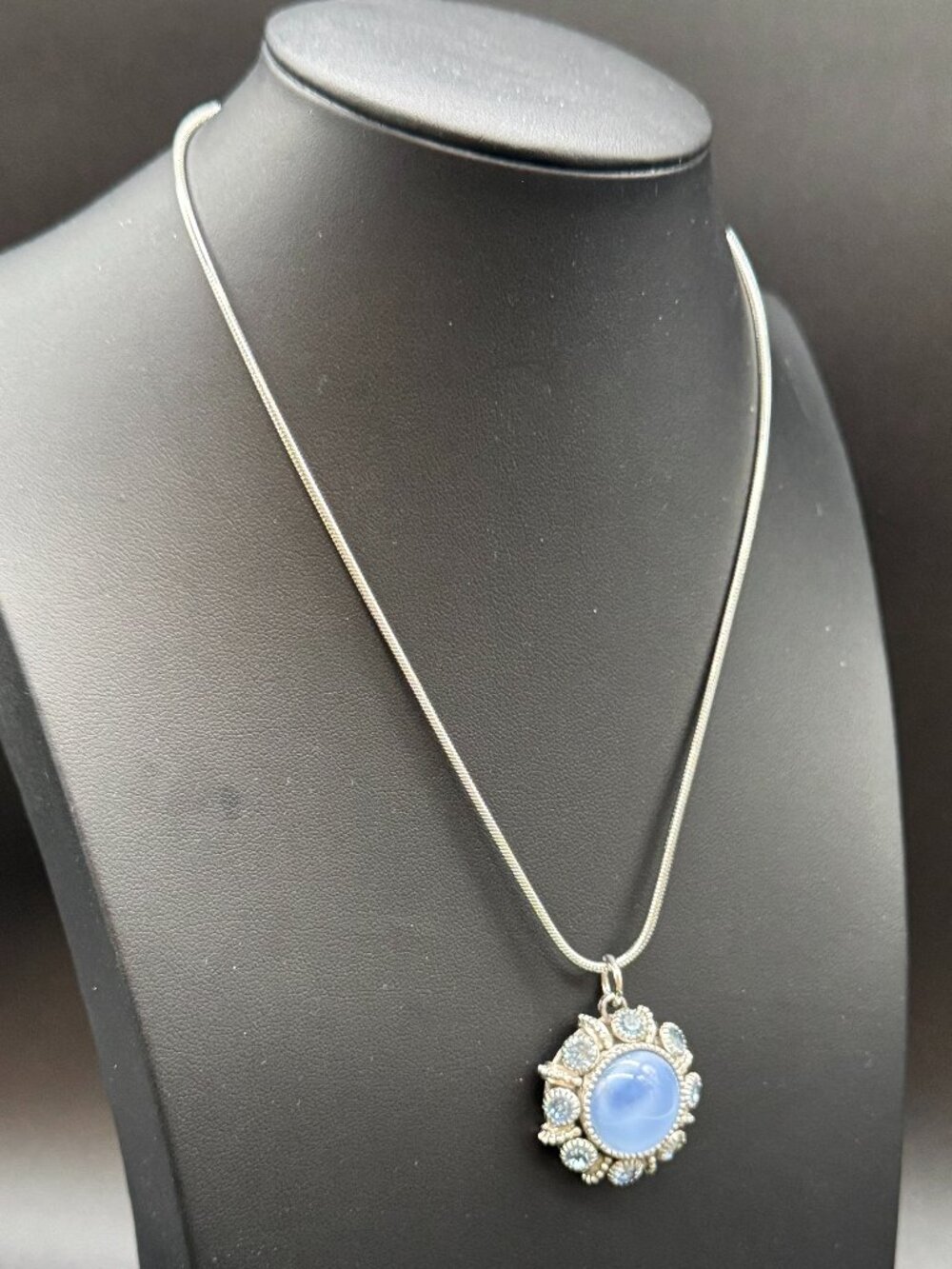 VTG 1974 Avon Moon Magic Collection Pendant on silver tone Chain Necklace *read*